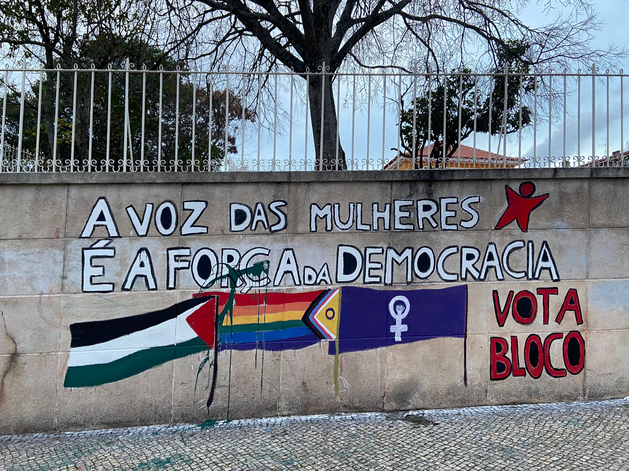 Bloco dedica mural aos direitos das mulheres